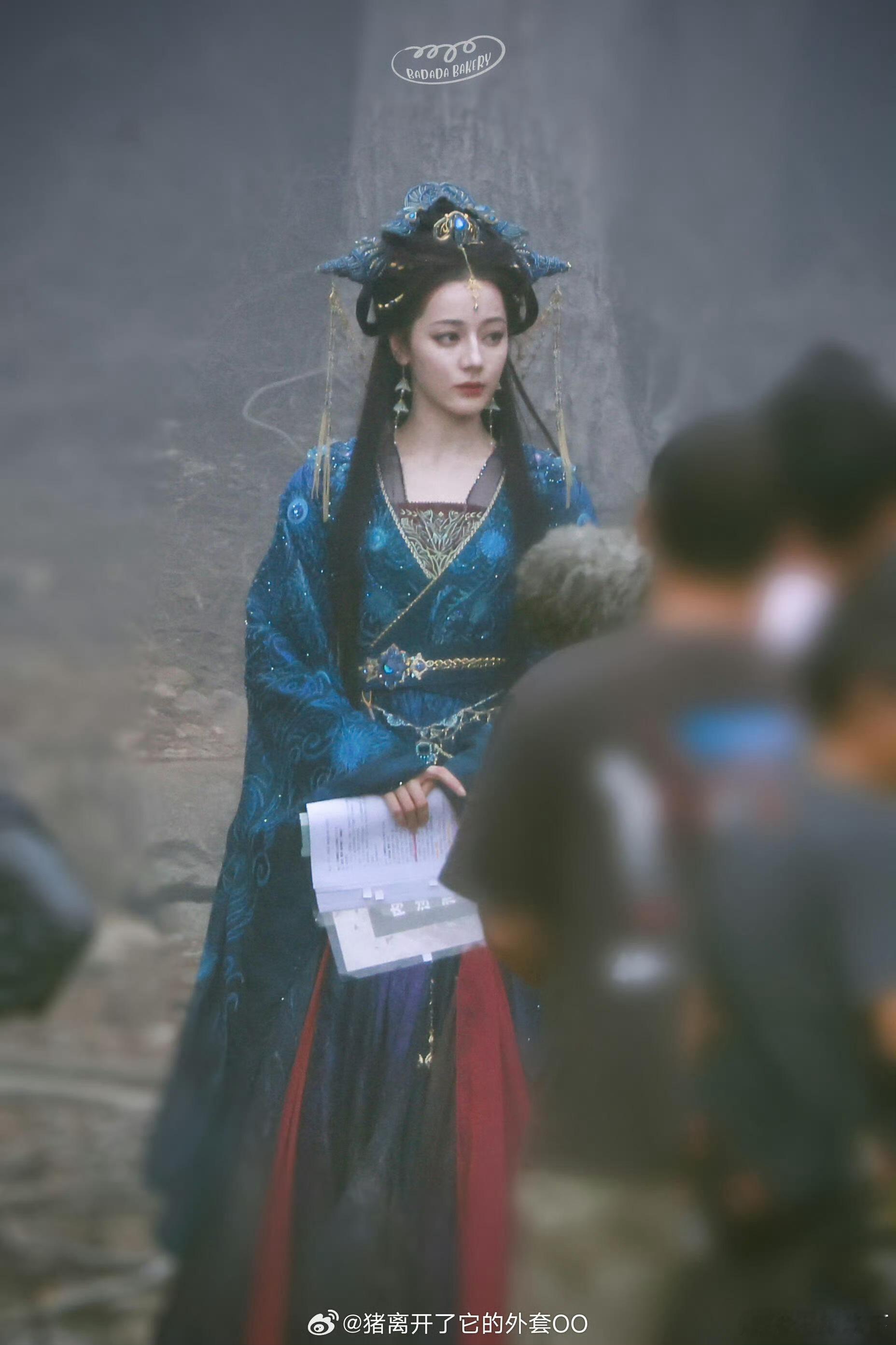 这个发型的前区处理是巴姐古装造型里最舒服的，松散中分加微量发包，但是发饰和衣服又