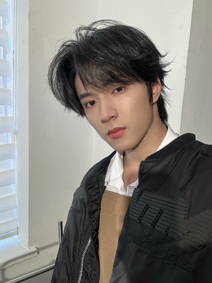 #刘耀文怼脸自拍两张#刘耀文怼脸自拍两张，是不同角度侧颜都很帅气的耀文呀，换个地