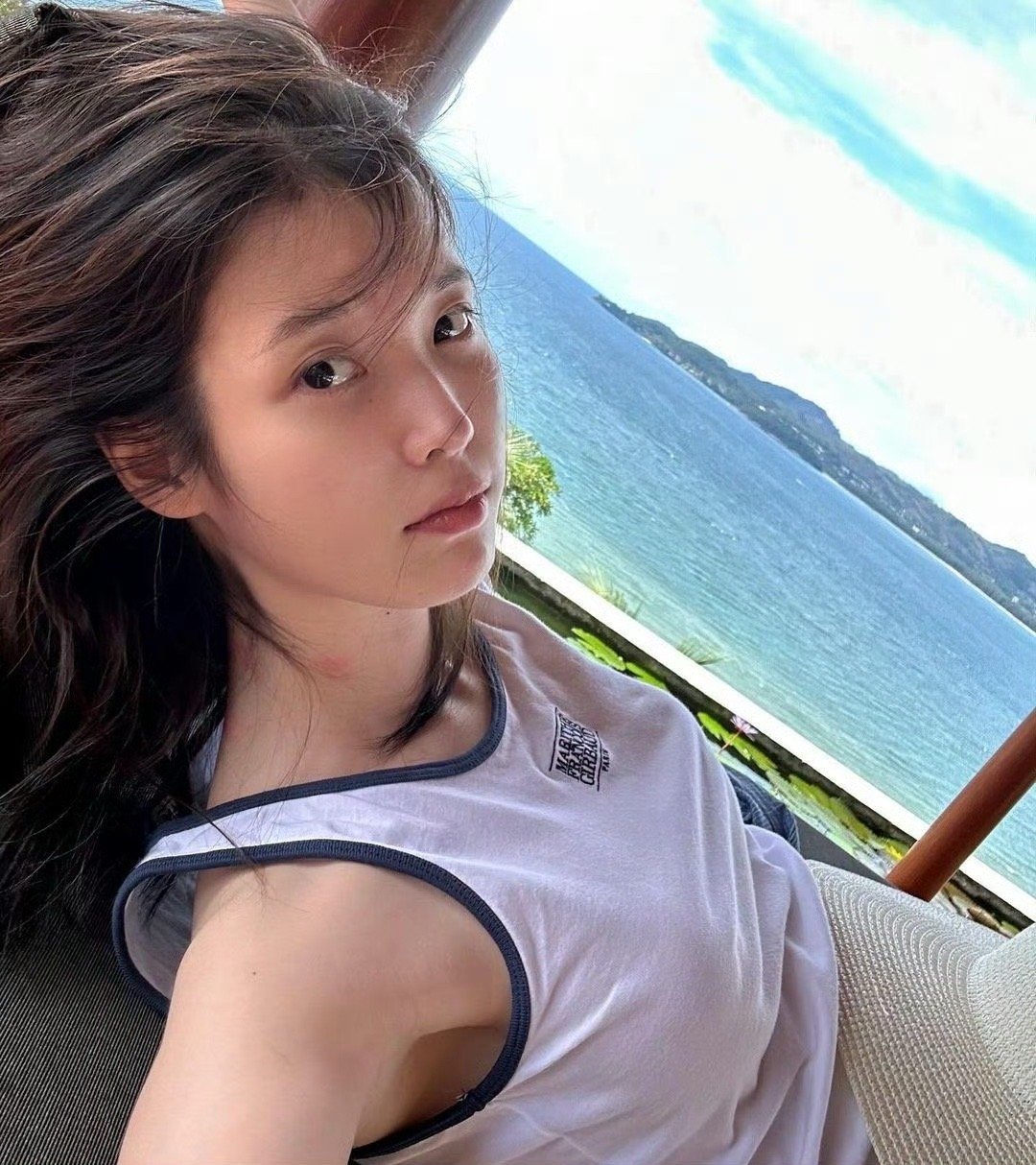 #IU[超话]##iu# INS更新 和奶奶在海岛度假中🏖️👵🏻（素颜知恩