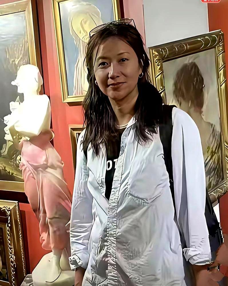 39岁往肚皮连扎数月激素针买后悔药，50岁却在美国海滩顶着素颜发福遛狗。你敢信这