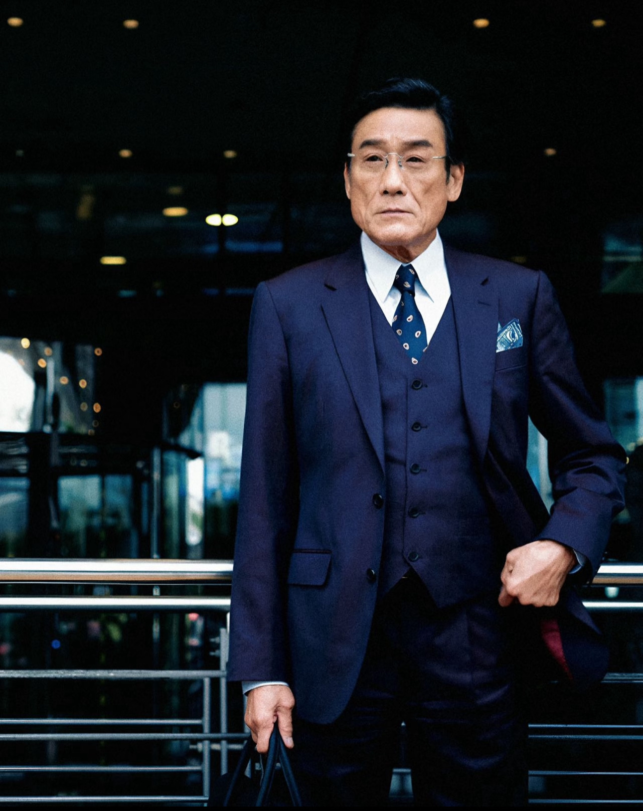 金像奖影帝梁家辉 五封金像奖影帝了！实至名归！老戏骨，捕风追影确实演的好，一把老