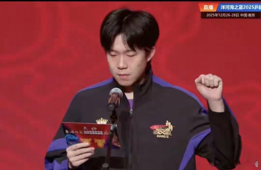 王楚钦vs向鹏现场球迷干扰发球，大头无语生气，最终还是3-1取胜。 