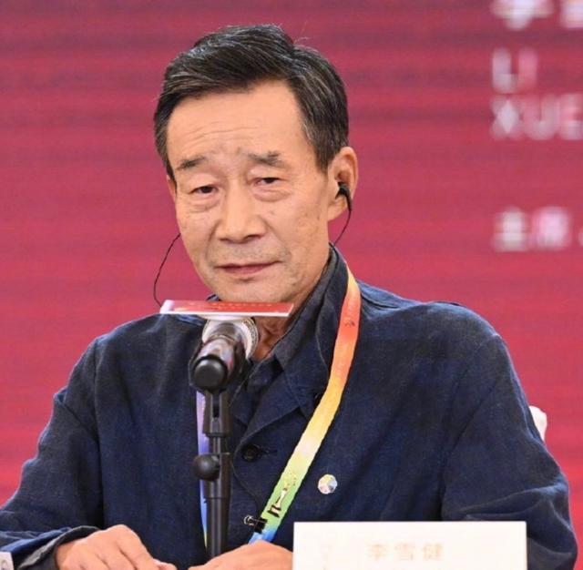 真正的老戏骨有多让人破防！
李雪健如今双耳已经几乎听不见了。
 
平时交流靠语音