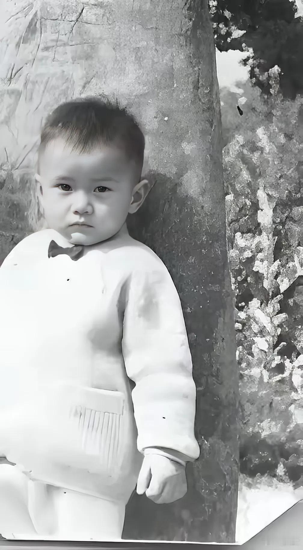 这是台湾歌手黄安三岁时照的相，有点倔强，有点可爱。
这是黄安自己发出来的照片，如