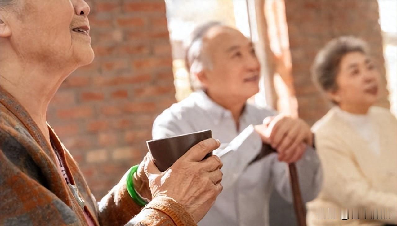 4亿老人在等，护工越来越少，机器人真能顶上？
。
今年我家楼下养老院招人，贴了三