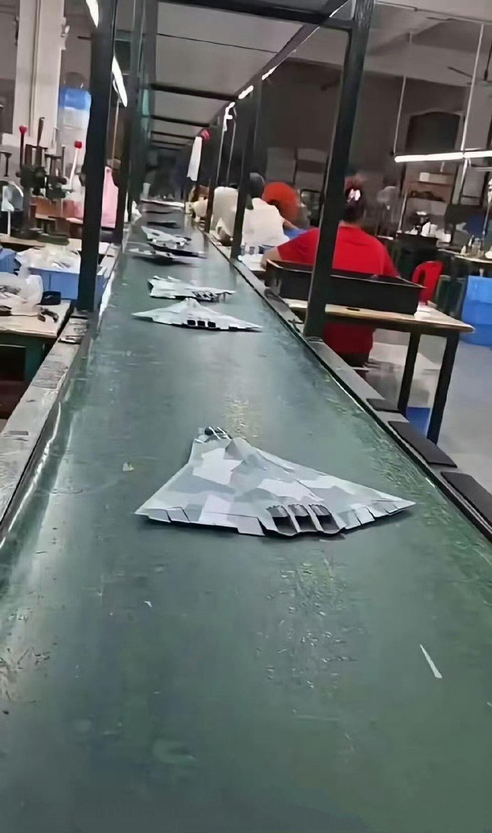 歼36已经在流水线量产了，这要是被老美见到，估计天都要塌了。

说生产就能生产出