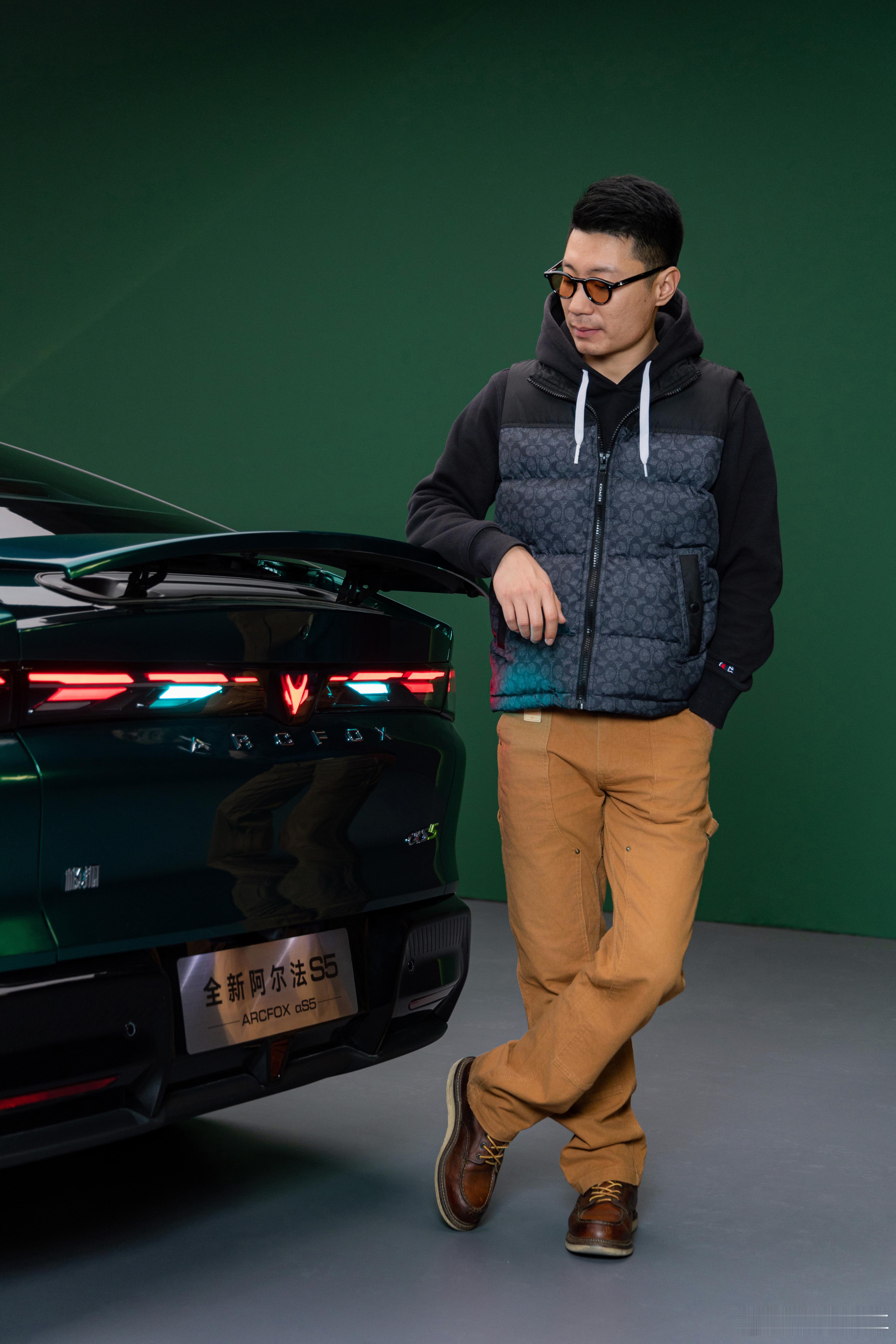 张老师喜提陈妍希同款“回头绿”极狐全新阿尔法S5即将上线，据说座舱里面有大惊喜跟