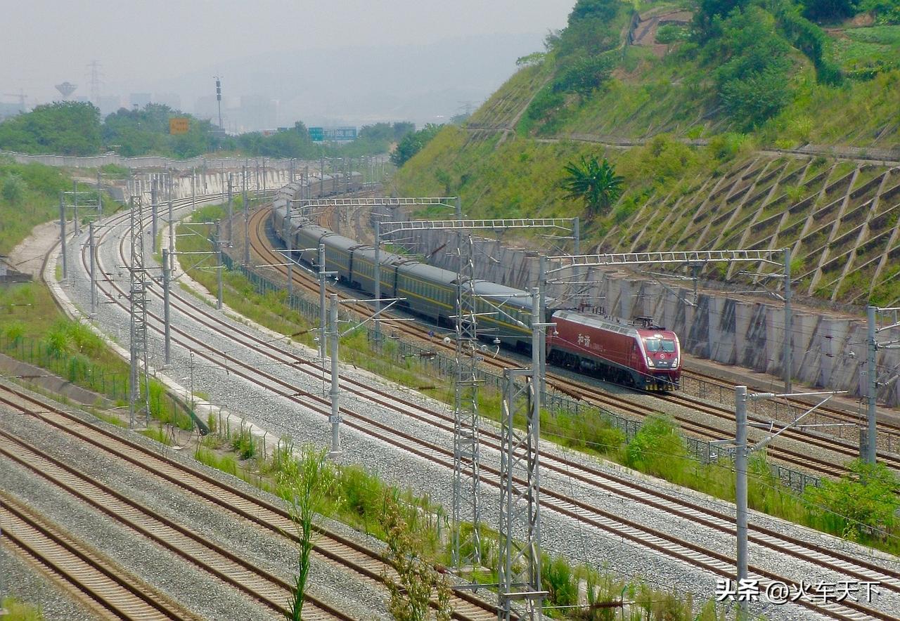 2016年8月在金渝大道跨线桥旁边所拍，这是中午时段，上海南到重庆北的Z257次
