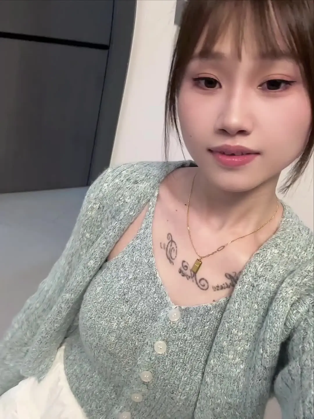 你只看见我的决绝 看不见我泛红的双眼