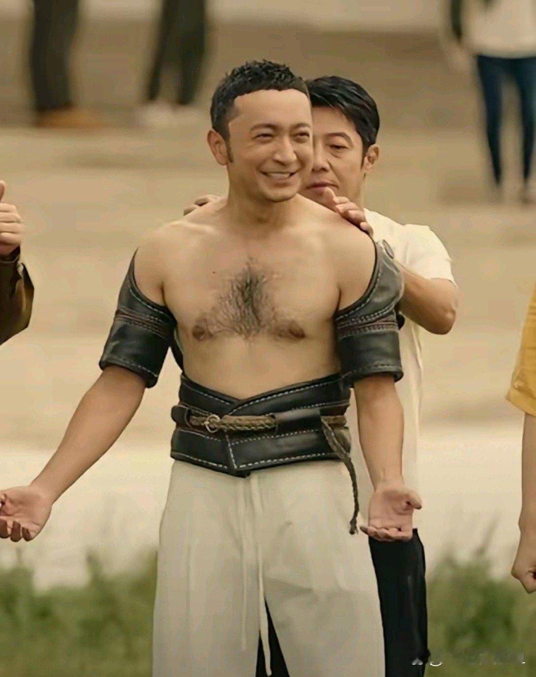 尼格买提也太拼了！练摔跤，认真又好笑，反差感绝了 