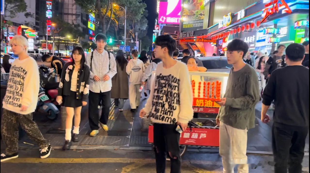 #长沙# #不夜城长沙# 半夜11点的长沙，尤其是解放西路与黄兴路步行街，依旧是