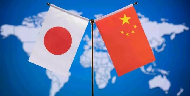 日本右翼分子看似聪明，实则像泽连斯基一样，还生活在上一任美国总统时期，最终尴尬的
