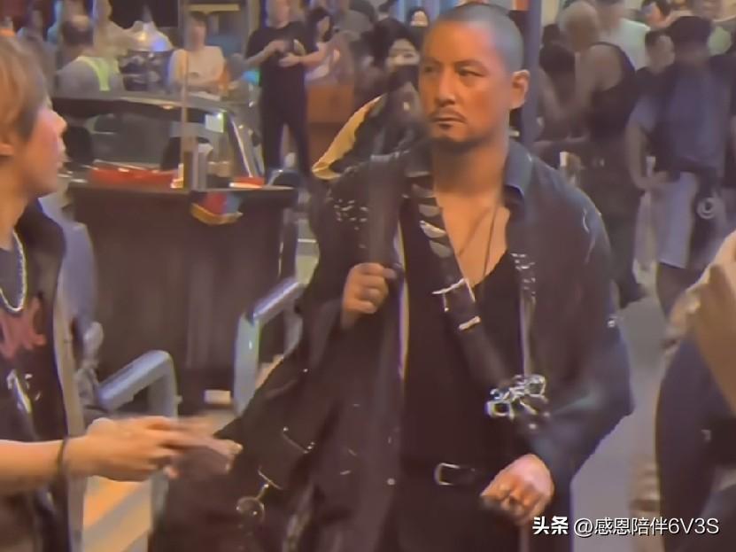 吴彦祖这造型直接给我看懵了！
《九龙城寨》路透里的他，光头蓄须，一身黑衣，那股子