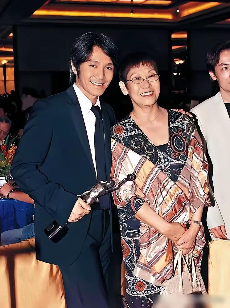 2026年7月广州《功夫女足》发布会现场照片火了。86岁的凌宝儿穿红色碎花旗袍，