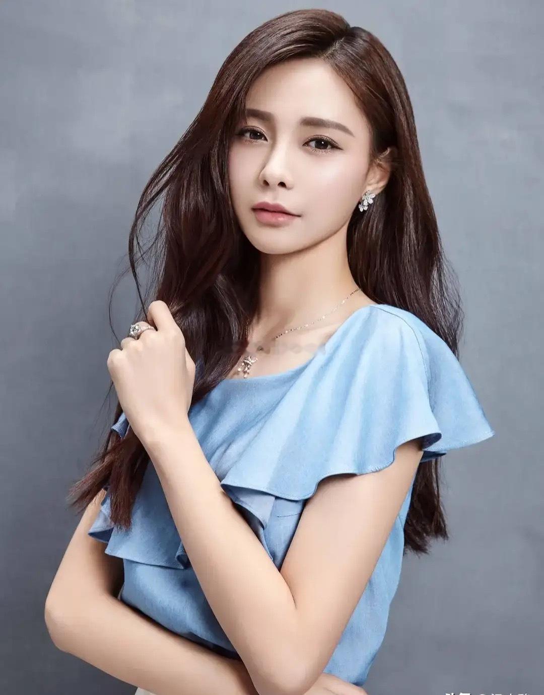 主持人问沈梦辰:“你平时是怎么减肥的？”沈梦辰说:“我是一个必须要吃碳水的人，我