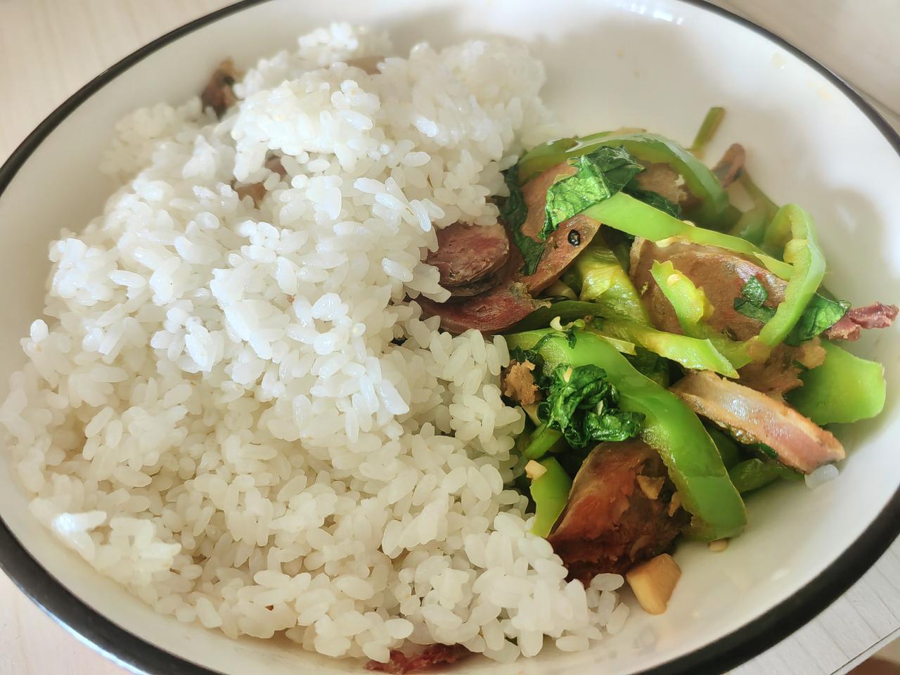 用尖椒丝切碎的小白菜配超麻辣肠，下饭。