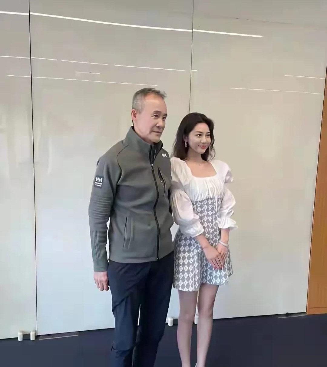 王石旁边这个小姑娘，真的好水灵 