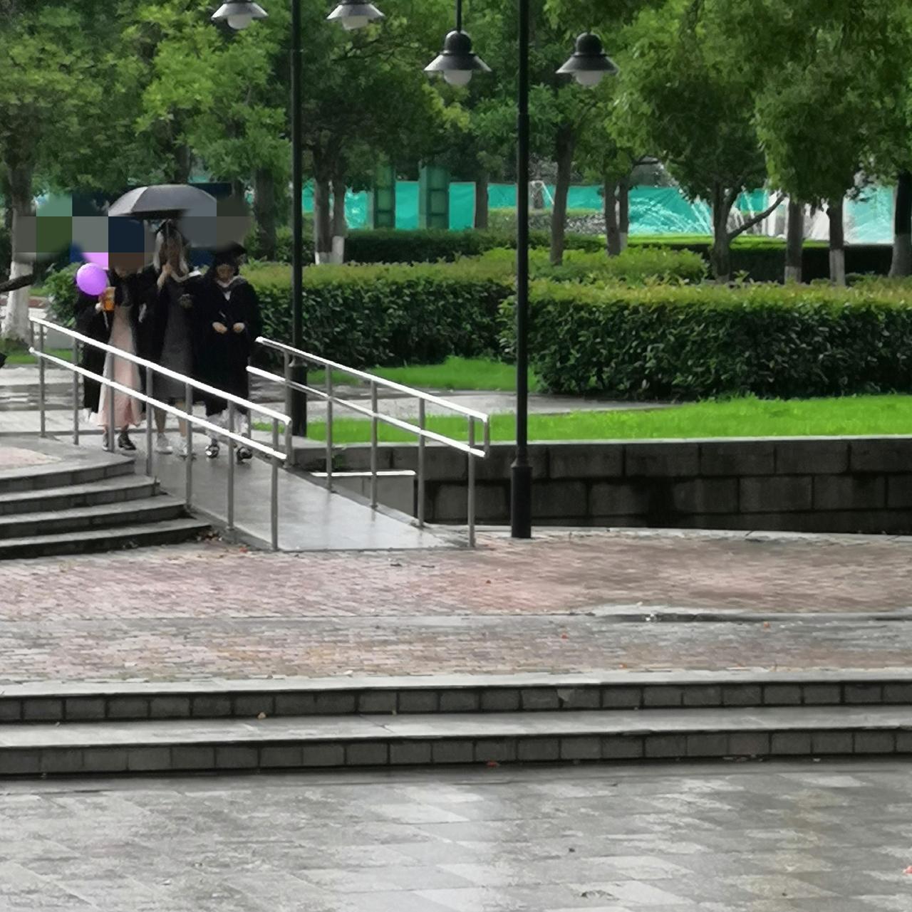 你们也会千里迢迢参加孩子的毕业典礼吗？现在大学的毕业典礼仪式感是不是太强了呢？