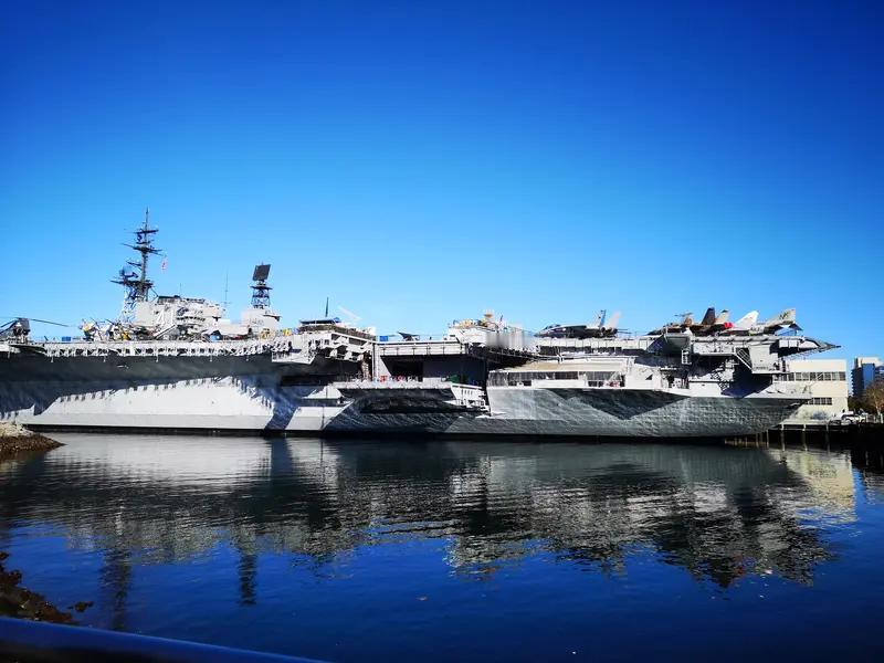 两艘美国海军舰船在加勒比海搞补给作业时居然撞一块儿了，还导致2人轻伤，这操作真是