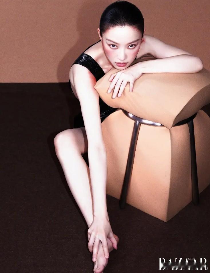 女星倪妮近日亮相，全新短发造型搭配黑色修身高开衩裙装，火辣身材令人惊艳！

倪妮