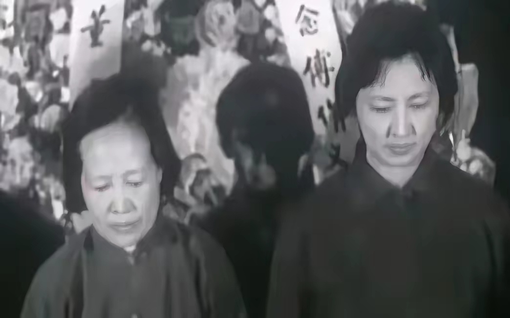 当年，傅作义的追悼会上，夫人刘芸生、女儿傅冬菊，二人一身黑衣，神哀伤。 ​​​