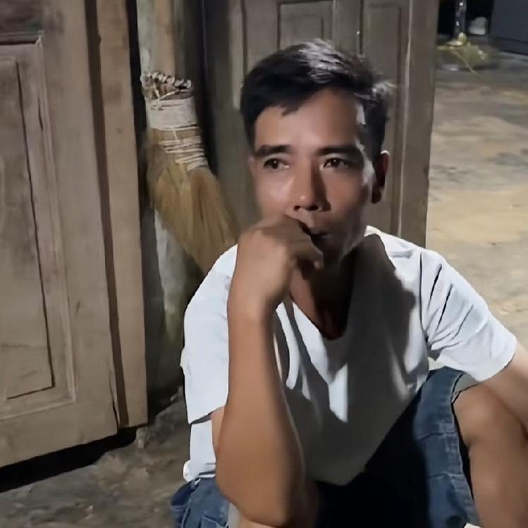 小松和秋秋准备给五叔盖房子，小松问六叔如果小叔不来干活，你一个人能行吗？
六叔说