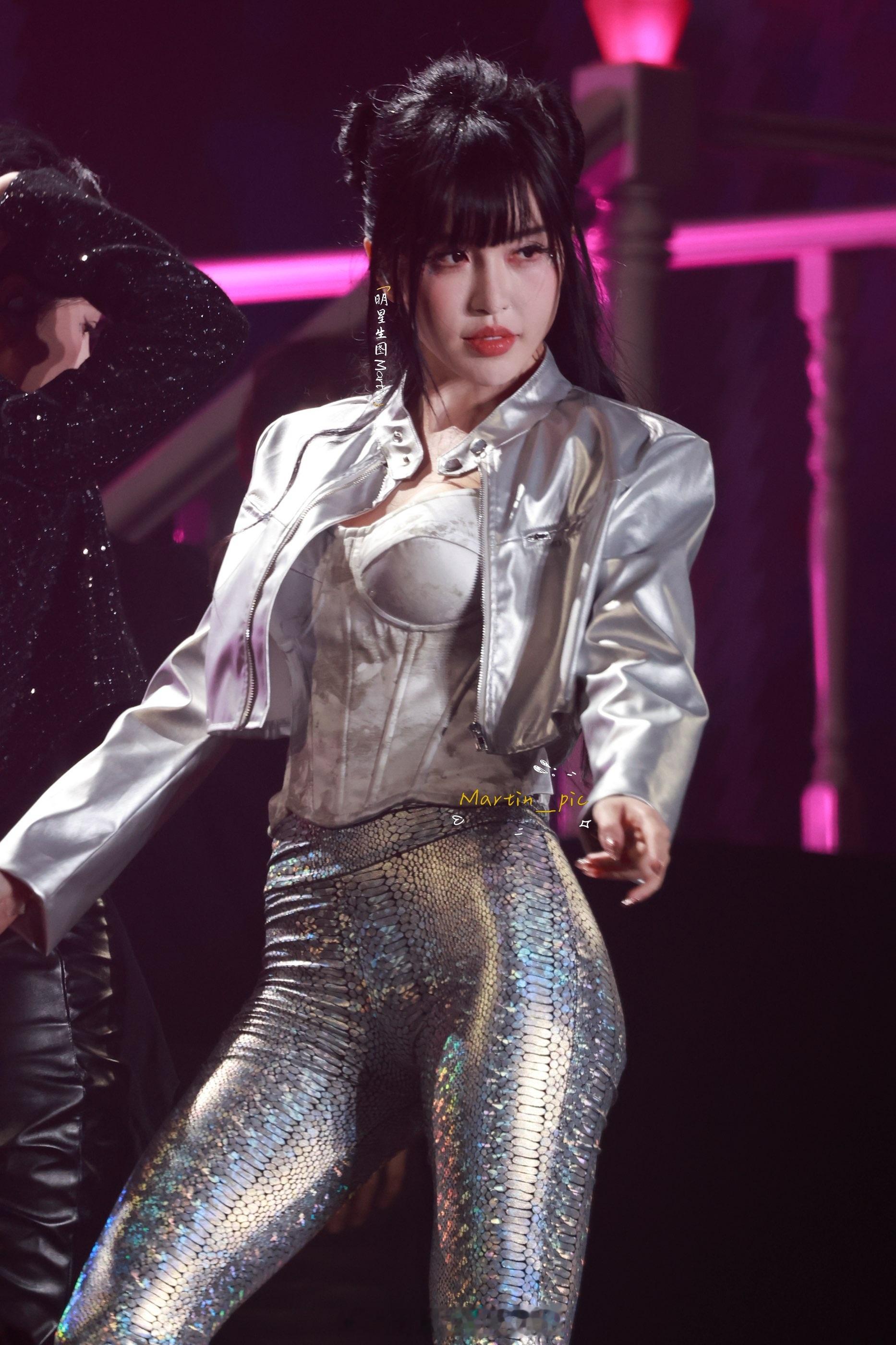 by2  BY2-孙雨 260131宁波演唱会生图掉落~妹妹腰臀比绝了by2腰身