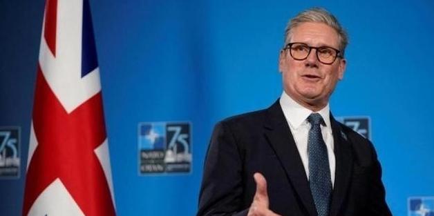 特朗普没料到，普京大概率也没料到，英国首相竟当着全球的面说：中国，是世界三大强国