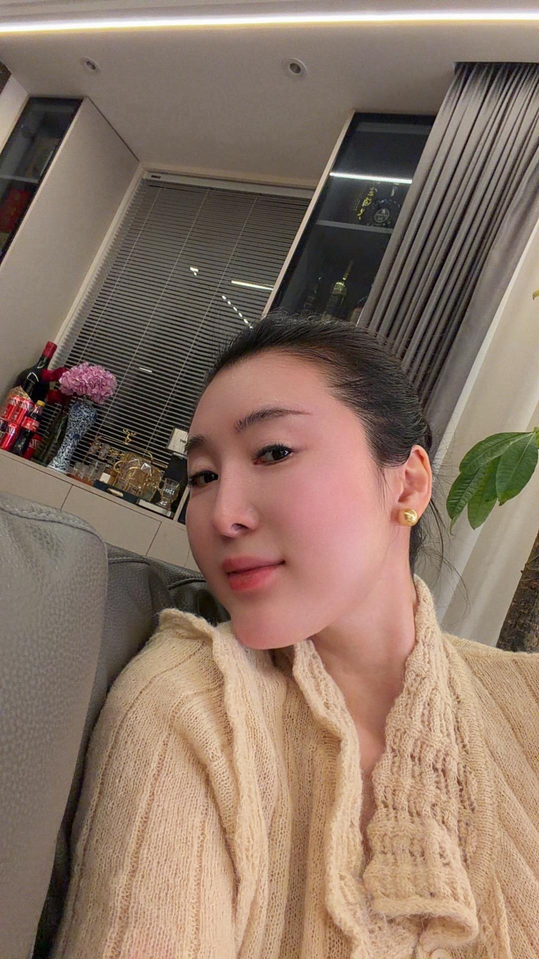 从不装 emo 姐们充满爱和希望。