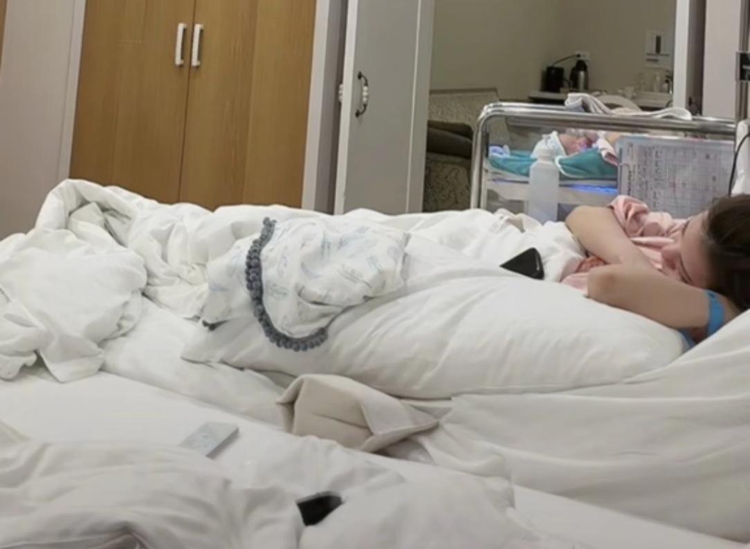 汪小菲晒马筱梅睡觉照。
汪小菲趁着马筱梅睡着了晒出她的睡觉照，网友看到后表示:马