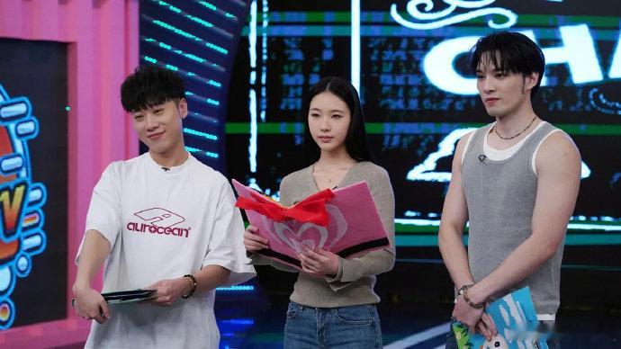 Elly复刻小S主持娱乐百分百 小S大女儿复刻娱乐百分百，太会玩了吧！ 小S大女