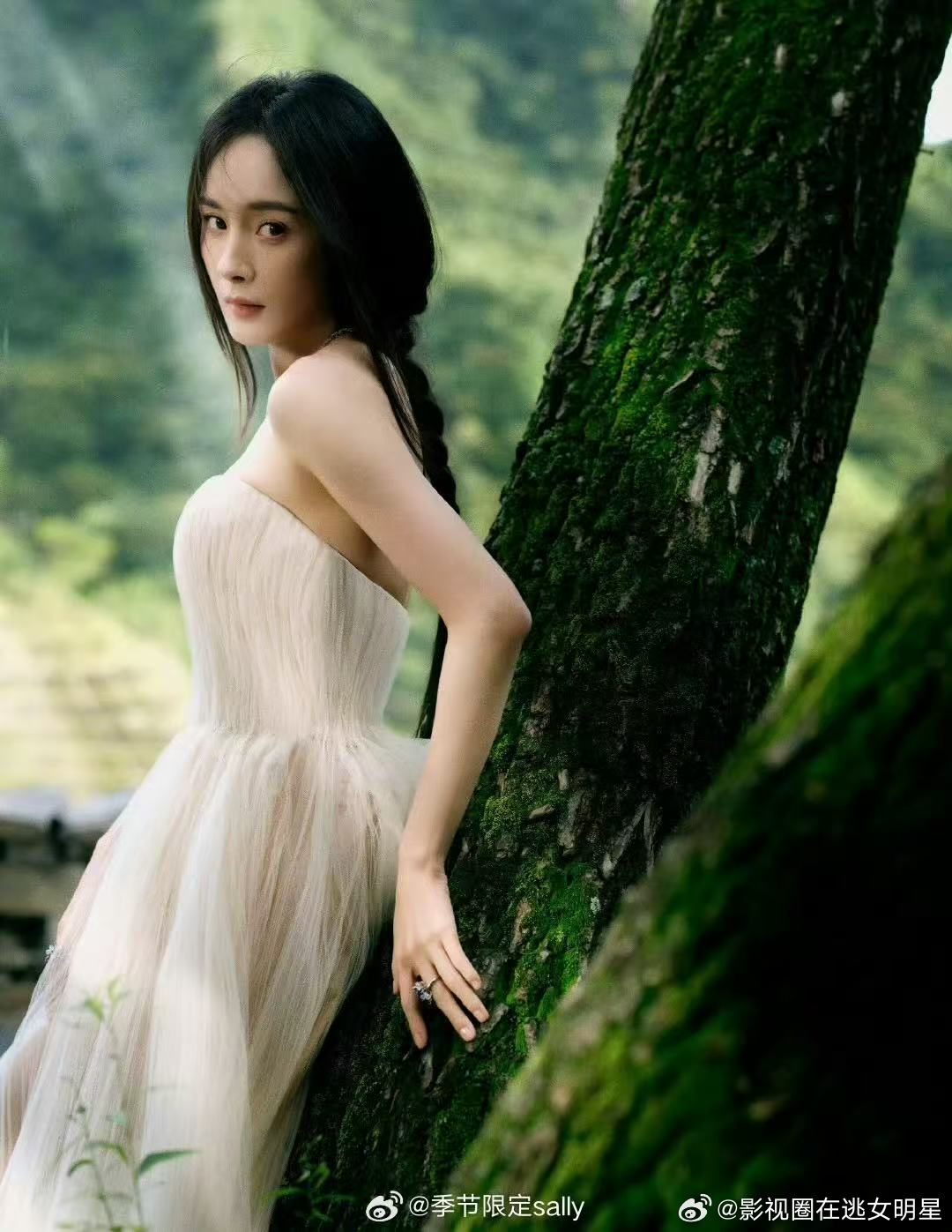 杨幂森系风生日照 ​​​好美的幂幂～像是从森林里走出来的公主！！！白色裙子好仙～