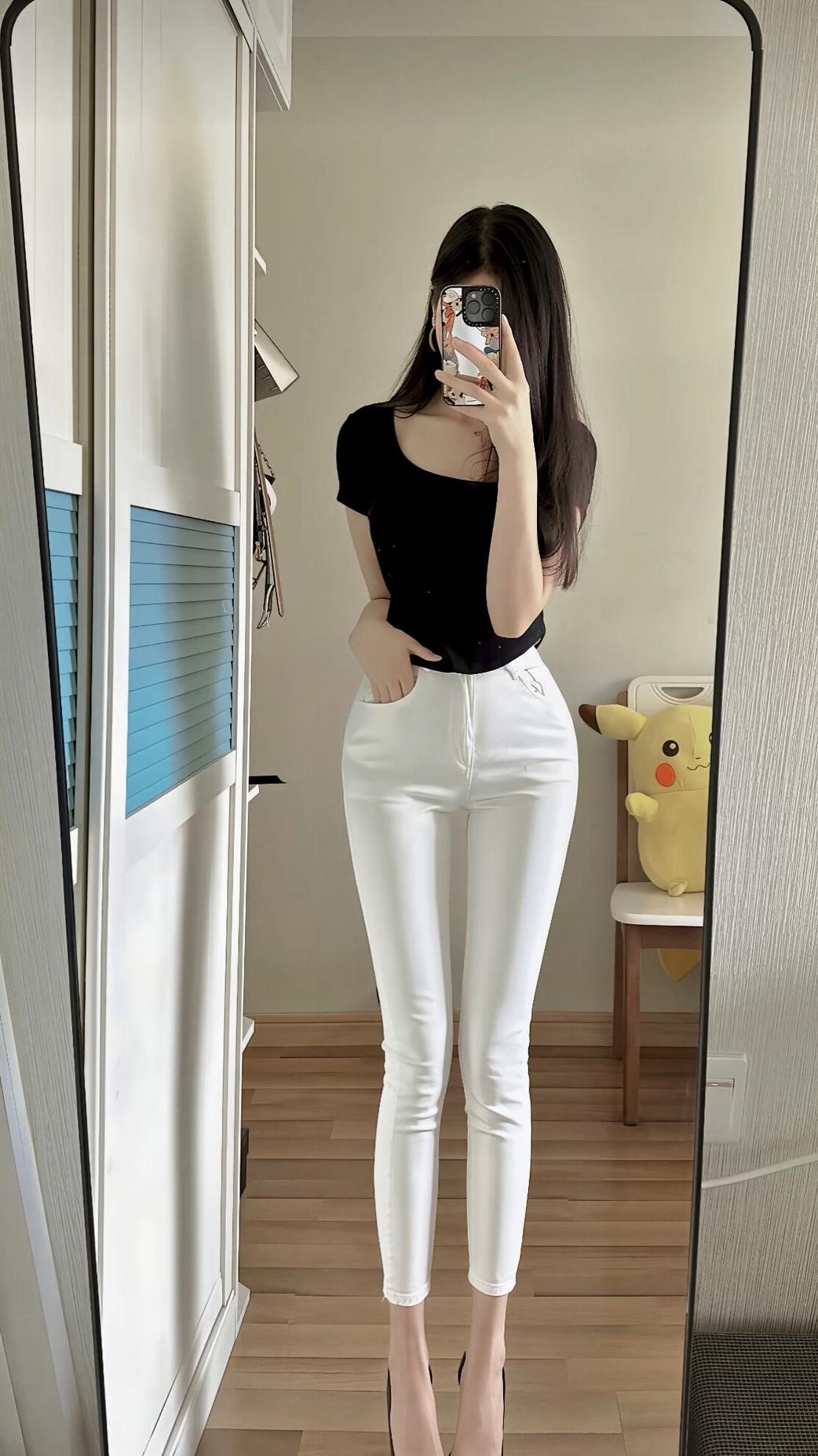 黑白穿搭，简约时尚，镜中自拍的魅力