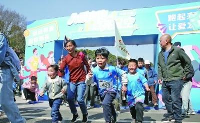 【共赴一场温暖之约】3月28日上午，龙背山森林公园内春意融融、爱心涌动，市残联组