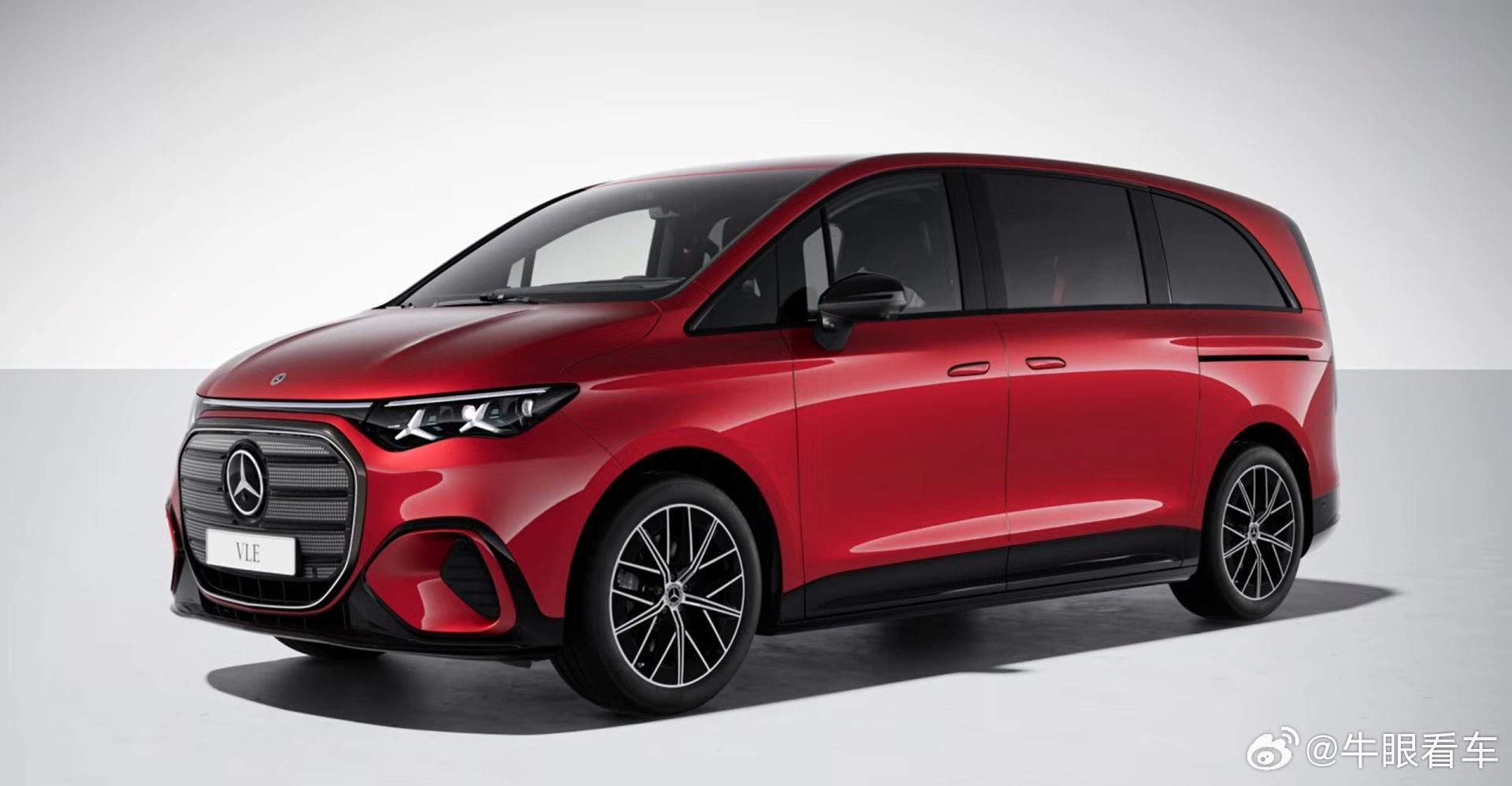 VLE，车身这个海蓝色不错，轮毂大饼最没创意但确实是最好看的 