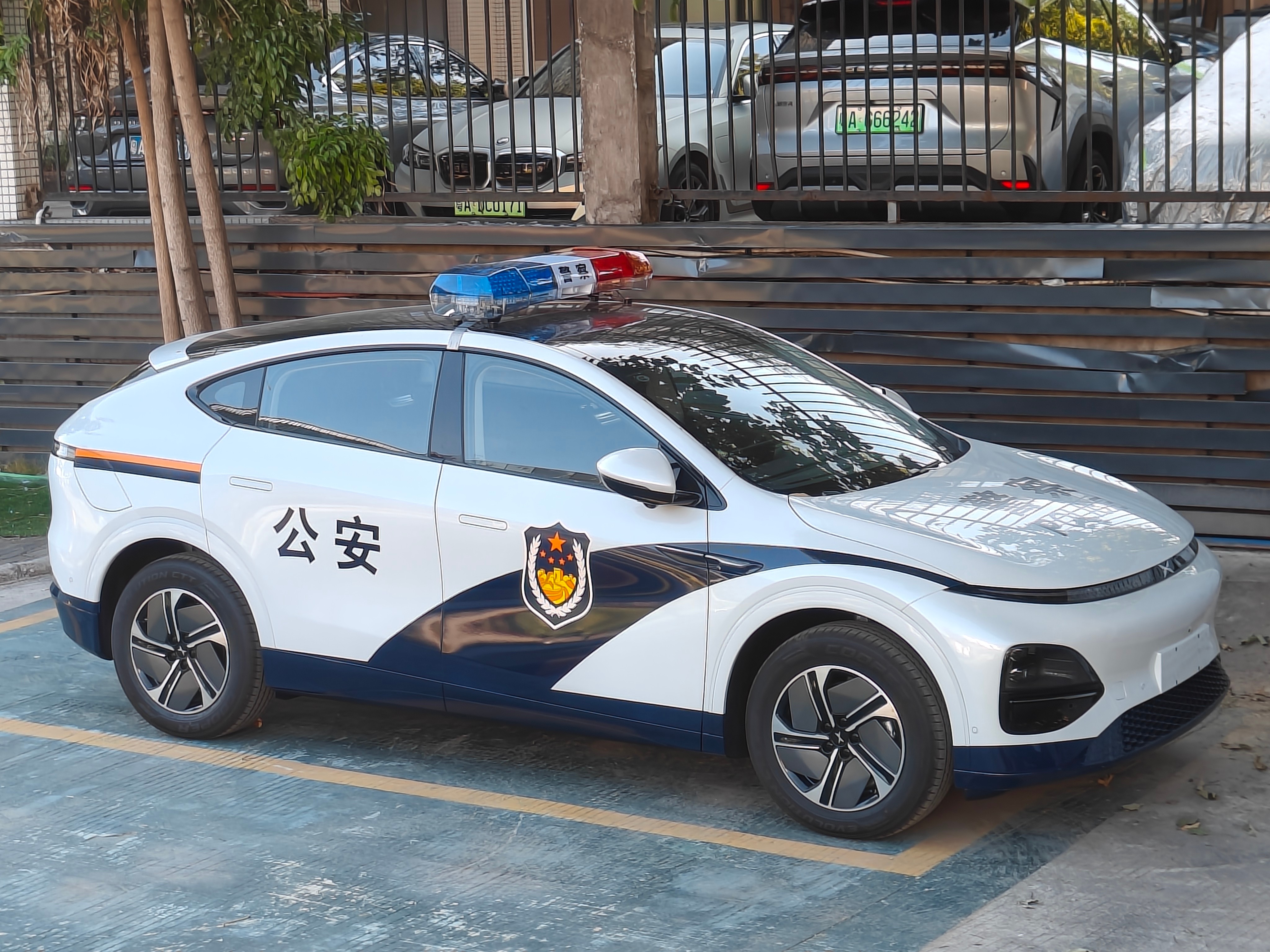这“警用制服”一穿，我差点没认出来是小鹏G6这老6！😳 