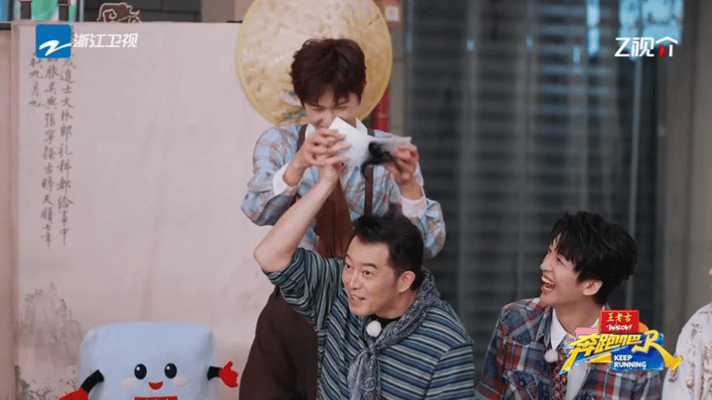 李昀锐粘掉沙溢的假发片镜头切陈哲远沙溢假发片掉了镜头切陈哲远奔跑吧 沙溢的假发片