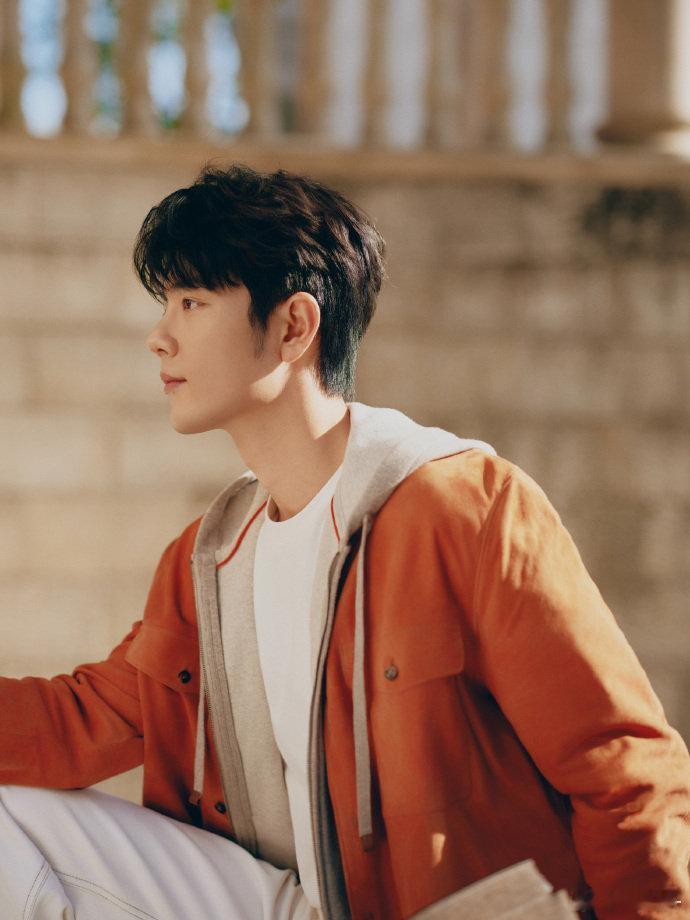 今天状态好好，这个肖战也特别宠粉了，就算是粉丝临时才知道肖战有剪彩的活动现场人气