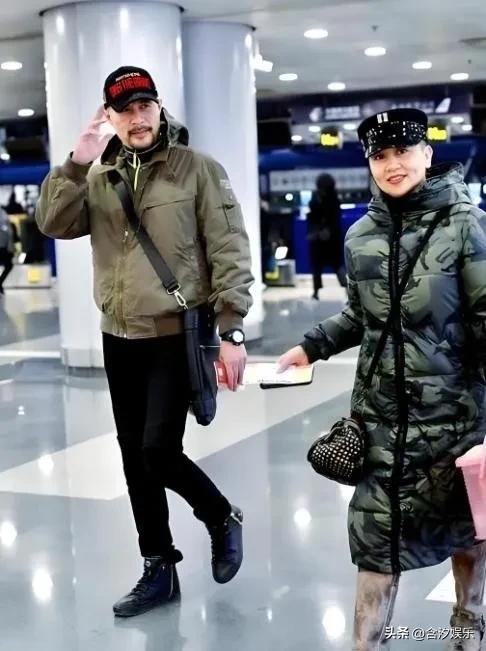 1994年，演鳌拜的徐锦江去云南拍戏，路过机场瞧见一队女兵，其中有个特漂亮。他箭