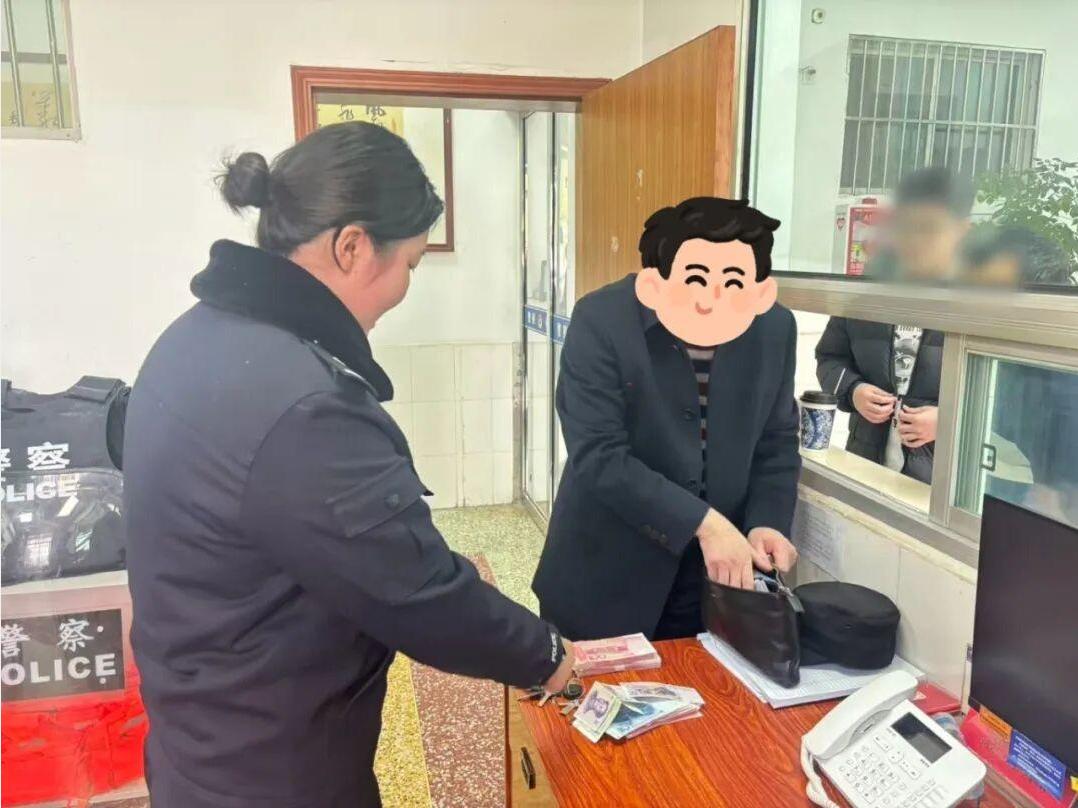 装着两万多元现金和重要证件的包突然不见了，失主一下慌了神，赶紧报警求助。更让人没