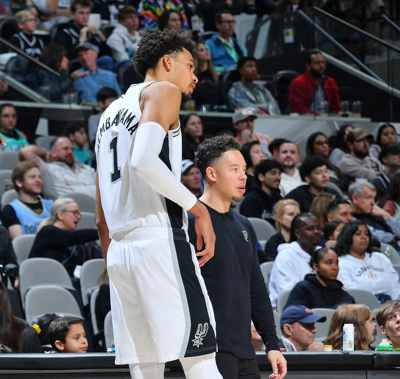 米奇说文班亚马非常有可能在对阵雷霆时复出:“他在半决赛对阵雷霆时复出的可能性很大