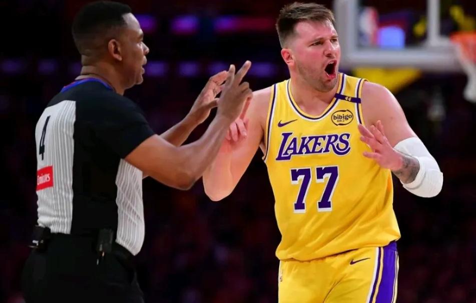 东契奇终于还是被禁赛了。
这是迟早的事。
毕竟技术犯规已经15次，每场比赛都有可