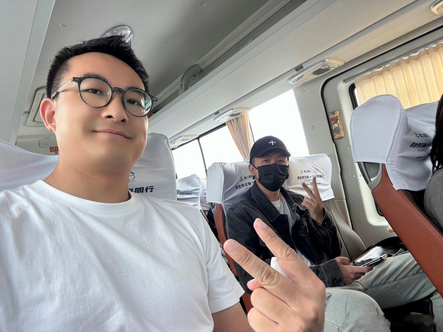 昨天大巴偶遇车圈劳模图二是他飞行记录，图三是我的…真不是咱不努力，是这人他也太爱