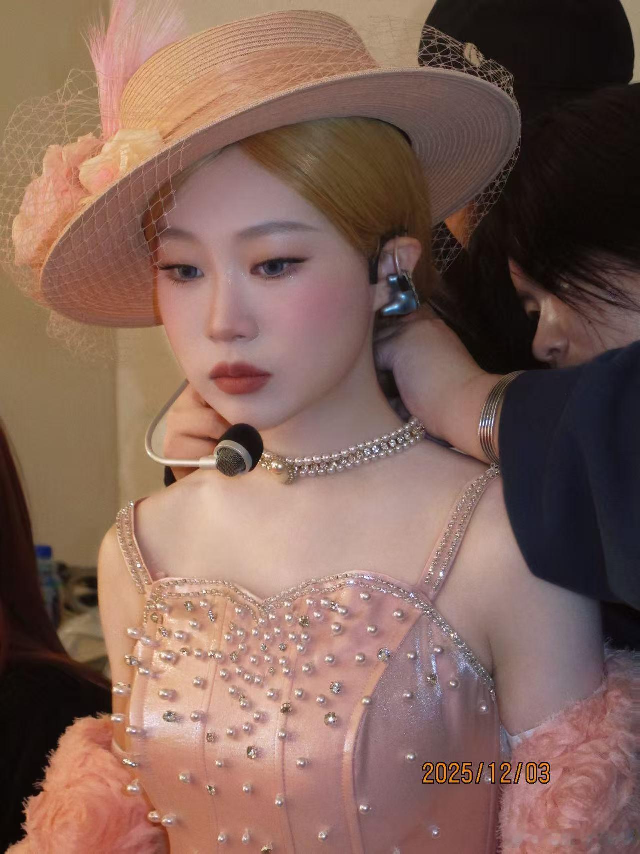 沈佳润甜妹金发公主妆王亚飞给沈佳润化的甜美金发公主妆，太美了这也，