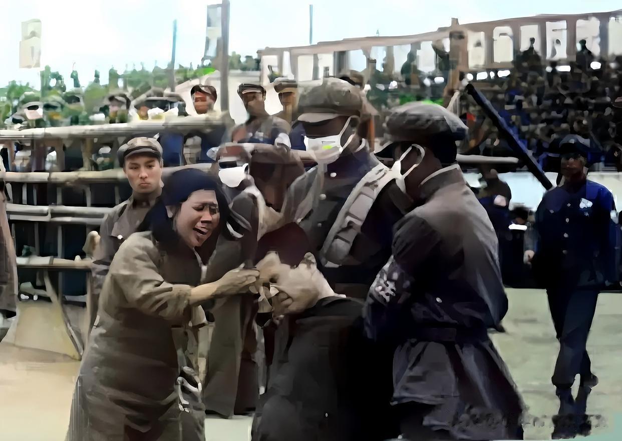 50年代，公审大会上批斗地主的真实画面，照片中一名地主被两名解放军战士按着跪在地