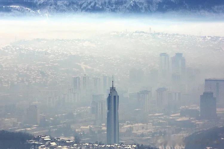 波黑首都萨拉热窝市被雾霾笼罩。2月5日，萨拉热窝市空气质量指数（AQI）升至21