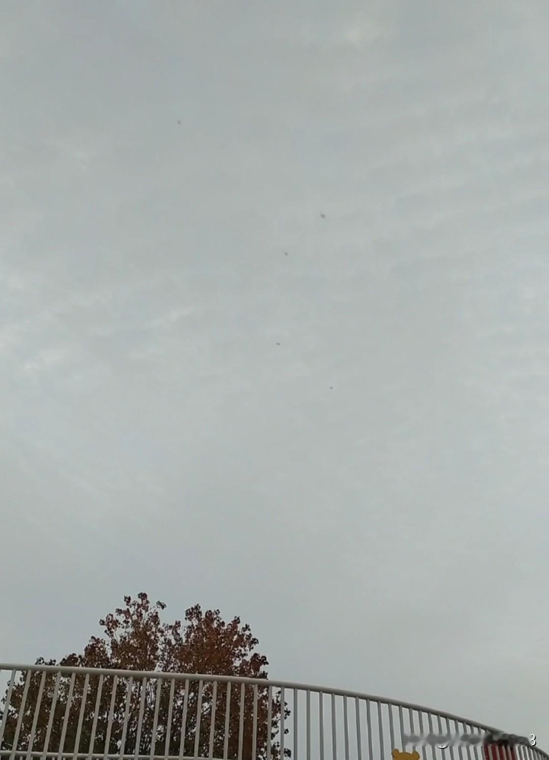 分享城市一角天空风景每天下午孩子放学，就会带孩子到附近公园转转。看看蔚蓝的天空，