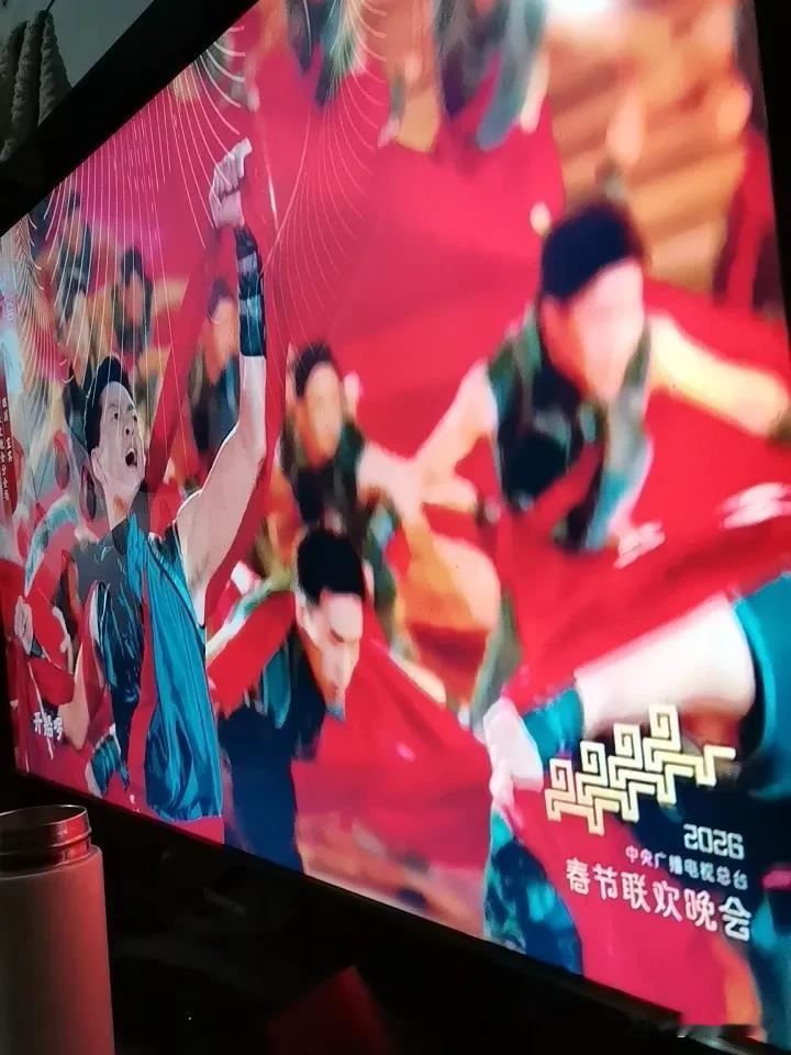 春晚到九点，估计登台的有一亿演员了，真正体现了“联欢”！点个赞[赞]