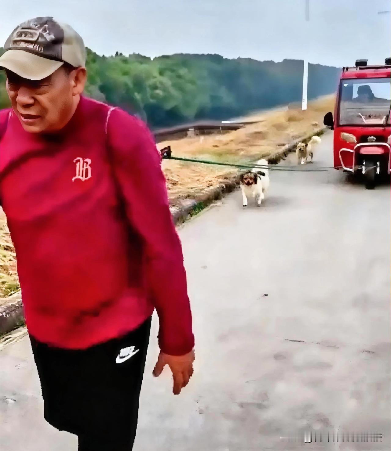 人在前，车在后，一男子把绳子套在自己身上，拉着电三轮在路上慢慢走，仔细一看，车内