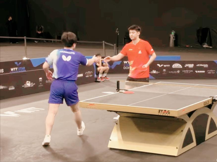 张本智和变了，
对薛飞这么客气！
一路小跑过来握手。

果然薛飞还是薛飞，
打法